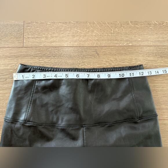Aritzia Wilfred Free Daria Vegan Leather Bike Short Black Size Medium - Picture 8 of 9